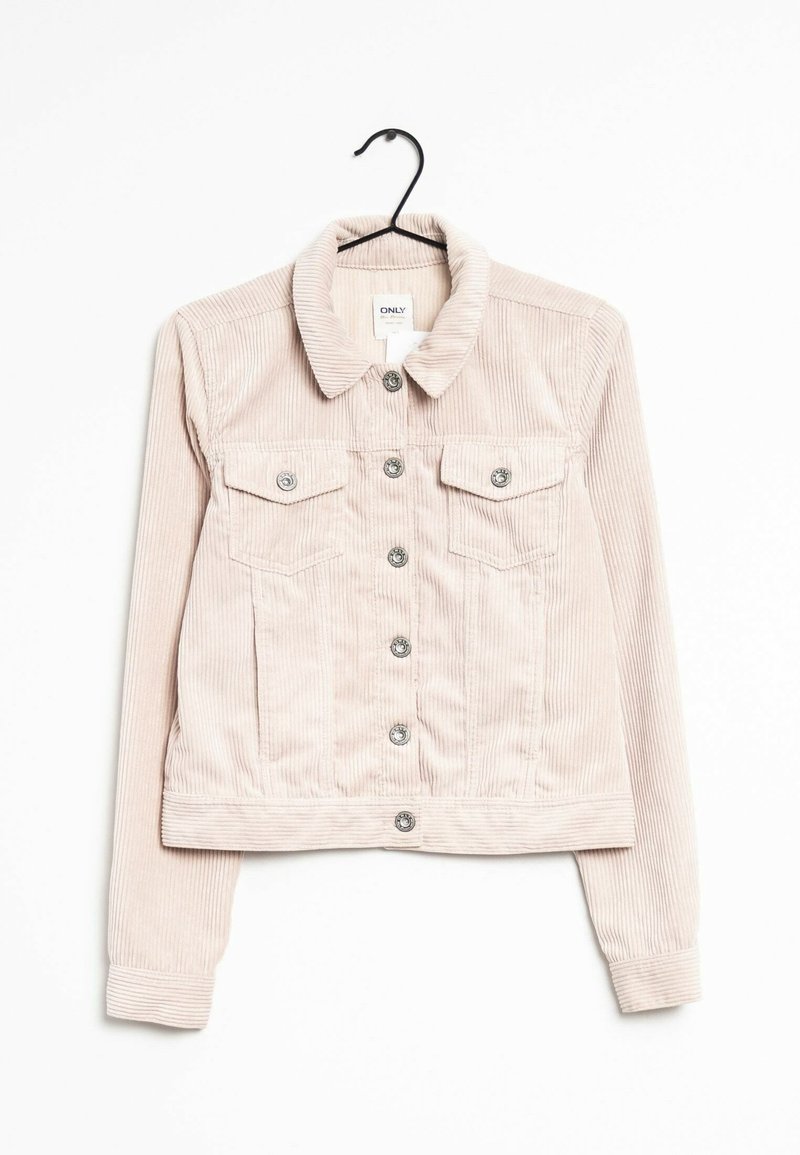 Chaqueta de corduroy beige claro con mangas largas, cierre de botones en la parte delantera, cuello y dos bolsillos de solapa en el pecho, colgando de una percha negra.