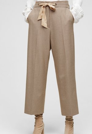 Beige bukser med ternet mønster og afslappet pasform, der har en bælte, sidelommer og opsmøgede ben. Glat stoftekstur.