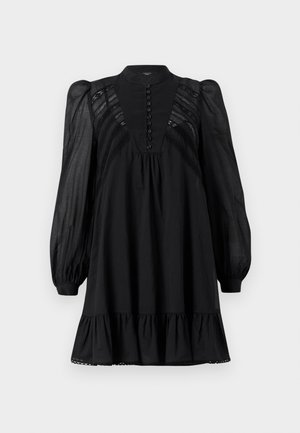 Robe noire avec un col haut, une fermeture à boutons et de longues manches bouffantes transparentes. Présente des détails en dentelle et un ourlet évasé et volanté.