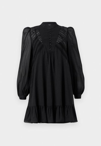 Vestido negro con un alto cuello, cierre de botones y mangas largas de tul con volantes. Presenta detalles de encaje y un dobladillo acampanado con volantes.