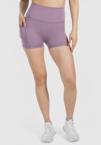 Pantalones cortos deportivos de talle alto en color lila, con bolsillos laterales, fabricados en un tejido elástico texturizado, que cuentan con costuras planas para mayor comodidad y movilidad.