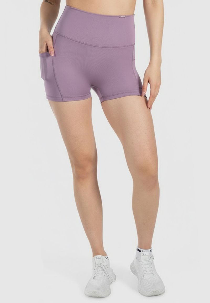 Pantalones cortos deportivos de talle alto en color lila, con bolsillos laterales, fabricados en un tejido elástico texturizado, que cuentan con costuras planas para mayor comodidad y movilidad.