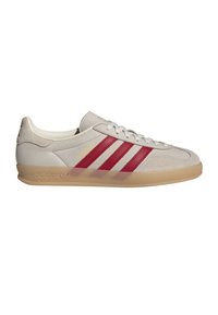 Baskets beige Adidas Gazelle avec des bandes rouges, semelle beige et lacets blancs, présentées de profil sur fond blanc.