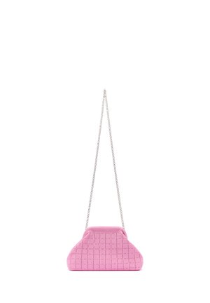 Pequeño bolso rosa con un patrón de cuadrícula perforada y una larga y delgada cadena plateada sobre un fondo blanco.
