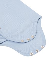 Lyseblå ribbet babyplagg med korte ærmer, der har trykknapper i bunden for nem påklædning og afklædning.