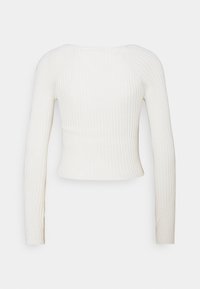 Biały prążkowany top z długim rękawem, o dopasowanym kroju i okrągłym dekolcie. Wykonany z fakturowanej tkaniny, z lekko zwężanymi rękawami.