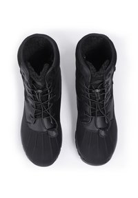 Mustat eristävät saappaat, joissa on teksturoitu nahkapinta, tukevat nauhat ja uurretut kumipohjat. Vuorattu fleecellä lisälämmön ja mukavuuden takaamiseksi.