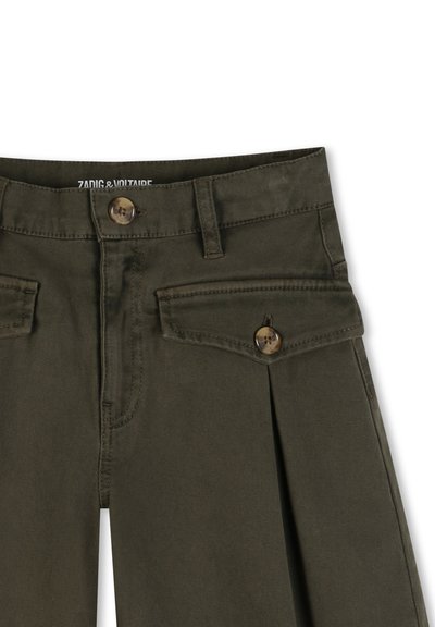 Pantalon vert foncé avec ceinture boutonnée, passants de ceinture et poches à rabat sécurisées par des boutons sur la partie supérieure avant des cuisses.