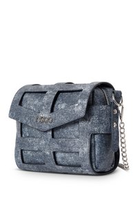 Blaues Denim-Crossbody-Top mit Klappe, ausgestattet mit einer strukturierten Oberfläche, Ausschnitten und einem silbernen Kettenriemen. Farbe: hellblau mit grauen Tönen.