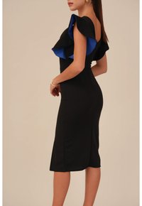 Robe noire au design ajusté, avec un détail de volants bleus asymétriques sur une épaule et une longueur jusqu'au genou. Texture lisse.