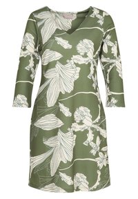 Zielona sukienka z dekoltem w kształcie litery V i rękawami do połowy przedramienia. Ozdobiona białymi kwiatowymi wzorami na fakturowanej tkaninie.