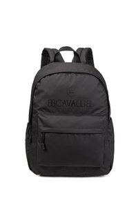 Zaino in nylon nero con spallacci imbottiti, tasca frontale con zip e dettaglio logo in rilievo. Texture liscia e design minimalista.