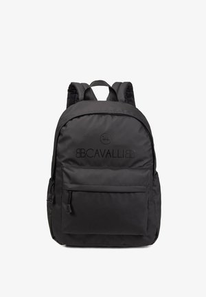 Sac à dos en nylon noir avec des bretelles rembourrées, une poche zippée à l'avant et des détails de logo en relief. Texture lisse et design minimaliste.