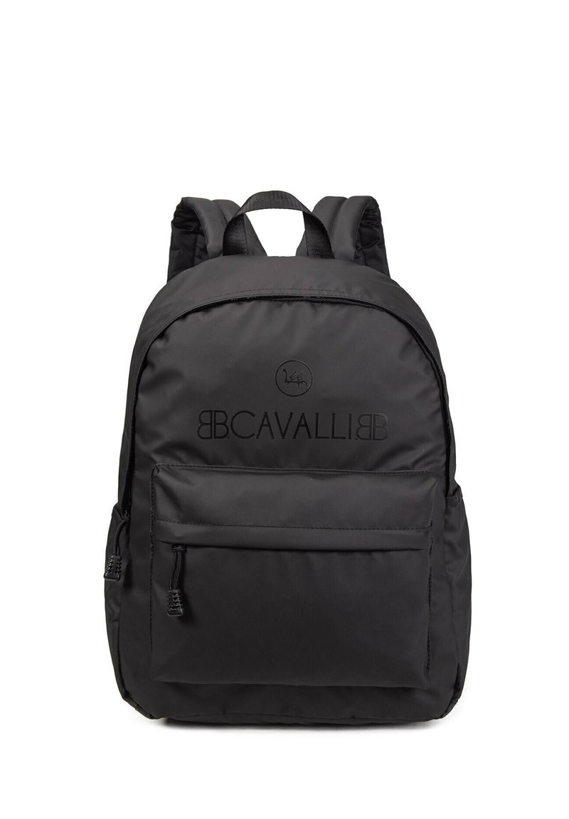 Zaino in nylon nero con spallacci imbottiti, tasca frontale con zip e dettaglio logo in rilievo. Texture liscia e design minimalista.