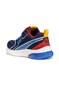 Blauwe en rode sportschoen met een textuur met bovenkant van mesh, verstelbare band en een opvallend logo op de hiel. Heeft een witte zool met blauwe accenten.