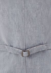 Graues Stoffkleidungsstück mit einer glatten Textur, einer mittigen Naht und einem Stoffgürtel mit einer metallischen Schnalle. Einfaches und strukturiertes Design.