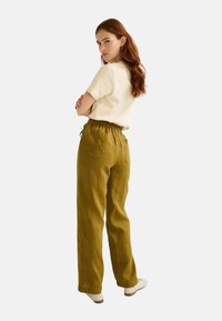 Monoprix TAILLE SEMI-ÉLASTIQUÉE UNI EN  - Pantalon classique - saule