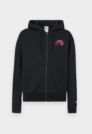 Juodas zip-up džemperis su priekinėmis kišenėmis, su raišteliu reguliuojama kapučino kepure ir rožine Nike SB logo ant krūtinės bei maža balta logo ant kairiojo rankogalių.