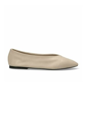 Bailarina de cuero beige con punta afilada y diseño minimalista. Presenta una silueta elegante y una suela de goma negra baja.