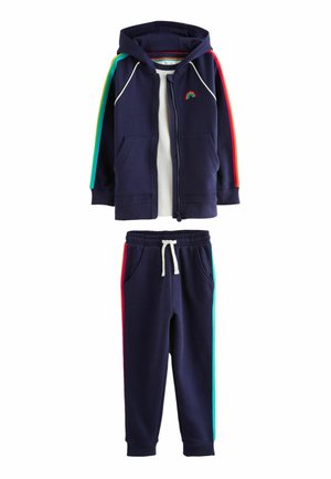 Marineblå hættebluse med regnbue-striber på ærmerne og lille regnbue-broderi. Matchende sweatpants har sidelommer og elastisk talje.