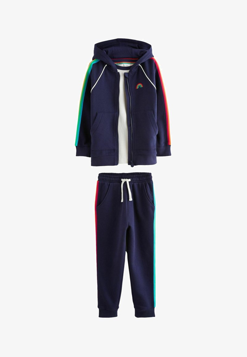 Navy sininen huppari, jossa on sateenkaariraidat hihoissa ja pieni sateenkaaren tikkaus. Yhteensopivissa sweatpants-housuissa on sivutaskut ja joustava vyötärö.