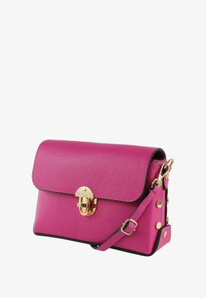 Roze leren crossbodytas met een gestructureerde afwerking, een gesp met goudkleurige hardware en verstelbare riem. Voorzien van decoratieve studs aan de zijkant.