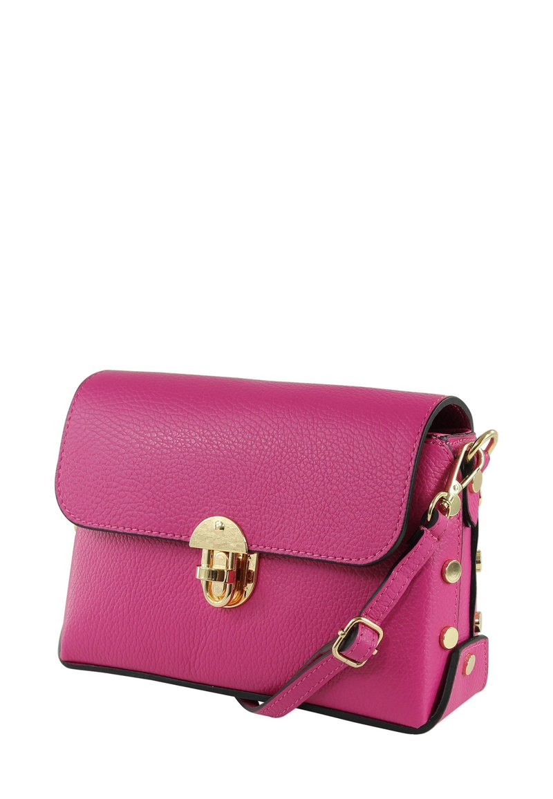 Rosa Leder-Umhängetasche mit strukturierter Oberfläche, goldfarbenem Verschluss und verstellbarem Riemen. Mit dekorativen Nieten an der Seite.