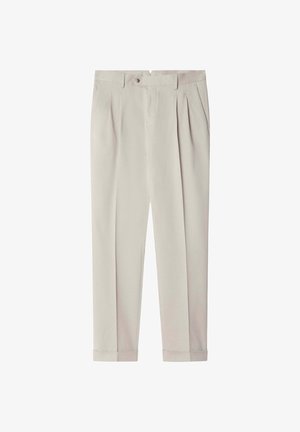 Pantaloni sartoriali beige chiaro con pieghe, passanti per cintura, tasche laterali, chiusura con bottone e orli risvoltati.