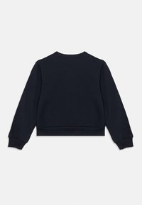 Σκούρο μπλε κοντό φούτερ με στρογγυλή λαιμόκοψη και ριμπ μανσέτες. Λείο ύφασμα με απλό, μονόχρωμο σχέδιο χωρίς ορατά λογότυπα ή σχέδια.