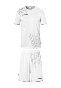 Ensemble de maillot de sport blanc avec short ; chemise à manches courtes avec des lignes diagonales noires et un logo ; taille élastique sur le short.