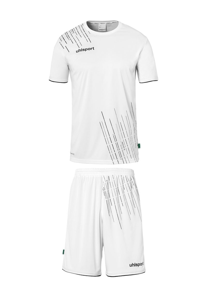 Ensemble de maillot de sport blanc avec short ; chemise à manches courtes avec des lignes diagonales noires et un logo ; taille élastique sur le short.