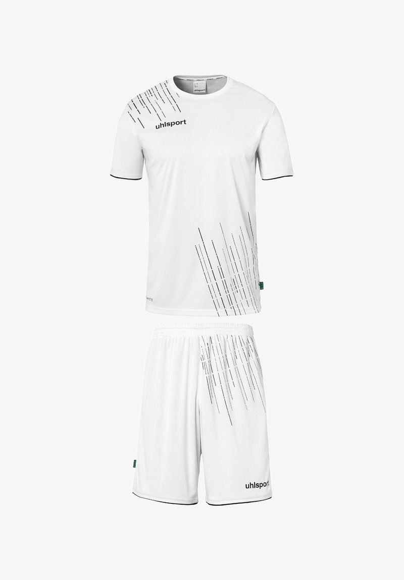 Ensemble de maillot de sport blanc avec short ; chemise à manches courtes avec des lignes diagonales noires et un logo ; taille élastique sur le short.