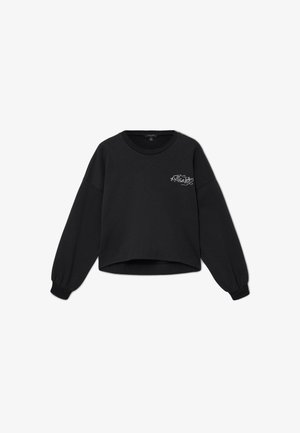 Schwarzes, gekürztes Sweatshirt mit langen Ärmeln. Hergestellt aus weichem Stoff, mit gerippten Bündchen und einem weißen gestickten Logo auf der Vorderseite.