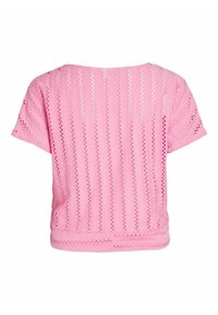 Růžový top s krátkým rukávem a volným střihem, který má texturovaný design s otevřeným pletením a vodorovné pruhy. Měkká látka s kulatým výstřihem.