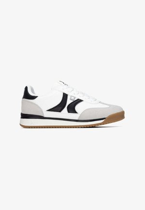 Zapatilla blanca y gris con detalles negros, diseño con cordones y suela de goma marrón mostrada en vista lateral sobre un fondo blanco.