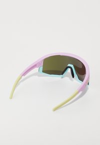 Sportzonnebril met een roze en gele frame, voorzien van een blauwe accent en donkere lenzen. Gebogen ontwerp met een slanke, gestroomlijnde vorm.
