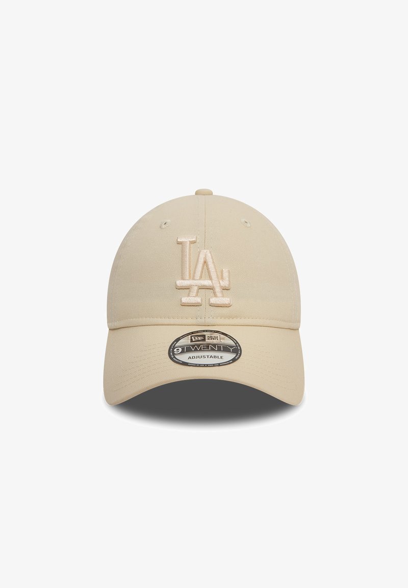 Gorra beige de béisbol ajustable con el logo LA bordado en la parte delantera y una pegatina negra y blanca 9TWENTY en la visera curva.