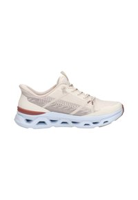 Chaussure de sport beige clair avec tige en maille, fermeture à lacets, col rembourré et semelle blanche épaisse présentant des découpes géométriques et un accent talon couleur rouille.