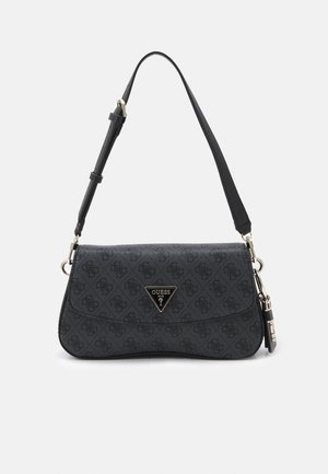 Sac à épaule noir avec bandoulière réglable, affichant un petit logo triangulaire Guess à l'avant avec une surface à motif.