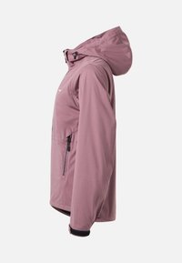 Vue latérale d'une veste à capuche rose poussiéreux avec une poche zippée et des poignets de manches ajustables sur fond blanc.
