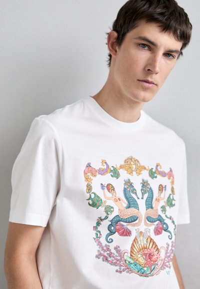 Witte T-shirt met korte mouwen met een levendige, kleurrijke print van zeemeerminnen, schelpen en ingewikkelde zeewezens in een gedetailleerd ontwerp.