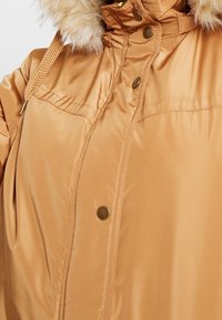 CAPSULE by Simply Be Parkaer - camel