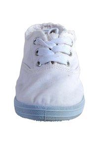 Scarpa di tela bianca con suola in gomma, punta tonda e lacci ad occhiello. Presenta cuciture sottili e una suola testurizzata per una migliore aderenza.
