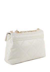 Biała torebka z imitacji skóry o pikowanej fakturze z złotym łańcuszkiem, z zaokrąglonym wierzchem i klapką. Gładka tekstura i minimalistyczny design.