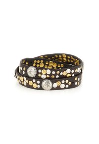 Bracciale in pelle avvolgente di colore marrone scuro, con borchie e accenti circolari in metallo dorato, argentato e bianco. Texture morbida con design a strati.