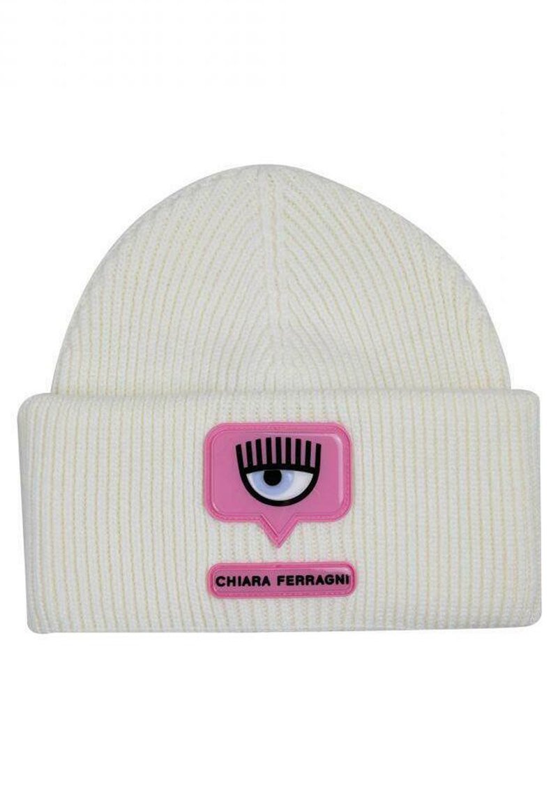 Weißer gerippter Strickbeanie mit einem rosa Sprechblasen-Patch, das eine Augen-Grafik und den Text "Chiara Ferragni" in Schwarz zeigt.