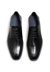 Chaussures habillées en cuir noir présentant un bout arrondi, une fermeture à lacets à cinq œillets, une finition lisse et des détails de couture subtils le long de la tige.