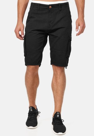 Shorts cargo noirs en tissu durable, dotés de poches latérales, d'une coupe standard et d'une fermeture à bouton à la taille.