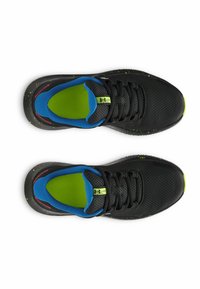 Baskets de sport noires avec une tige en mesh, accents bleu et vert fluo, semelle noire texturée et éclaboussures multicolores sur la semelle intermédiaire.