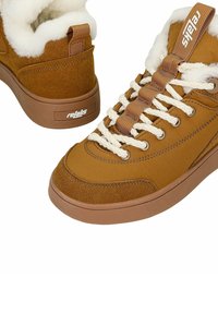 Bruine sneakers met een zachte witte bontvoering, gestructureerd suède en synthetisch materiaal, een ronde neus en een beige rubberen zool met geweven veters.